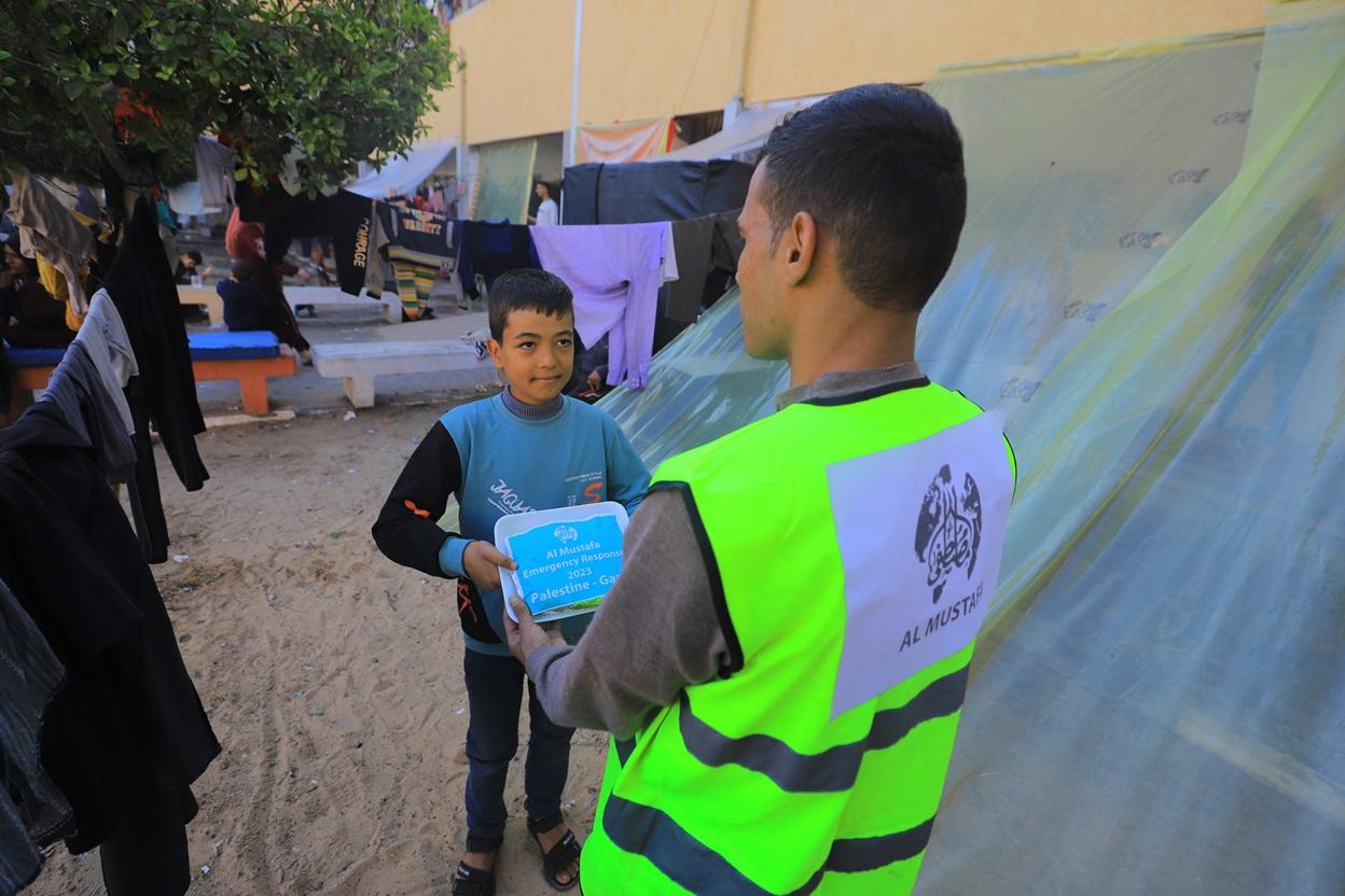 Al Mustafa Distributing food to orphans in Gaza 